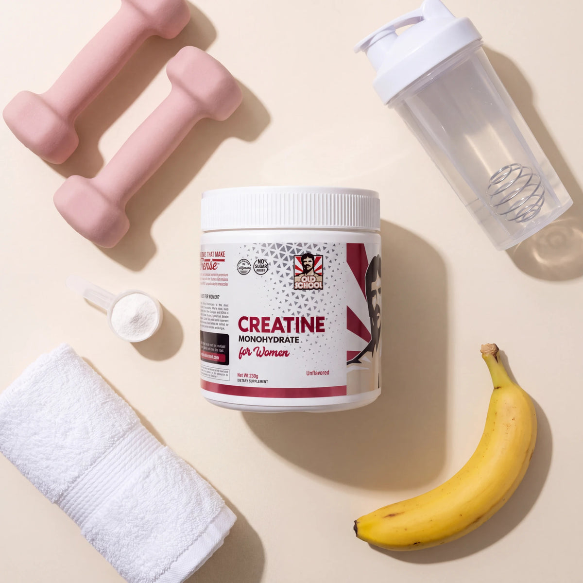 Creatina para Mujeres junto a mancuernas, shaker y toalla de entrenamiento