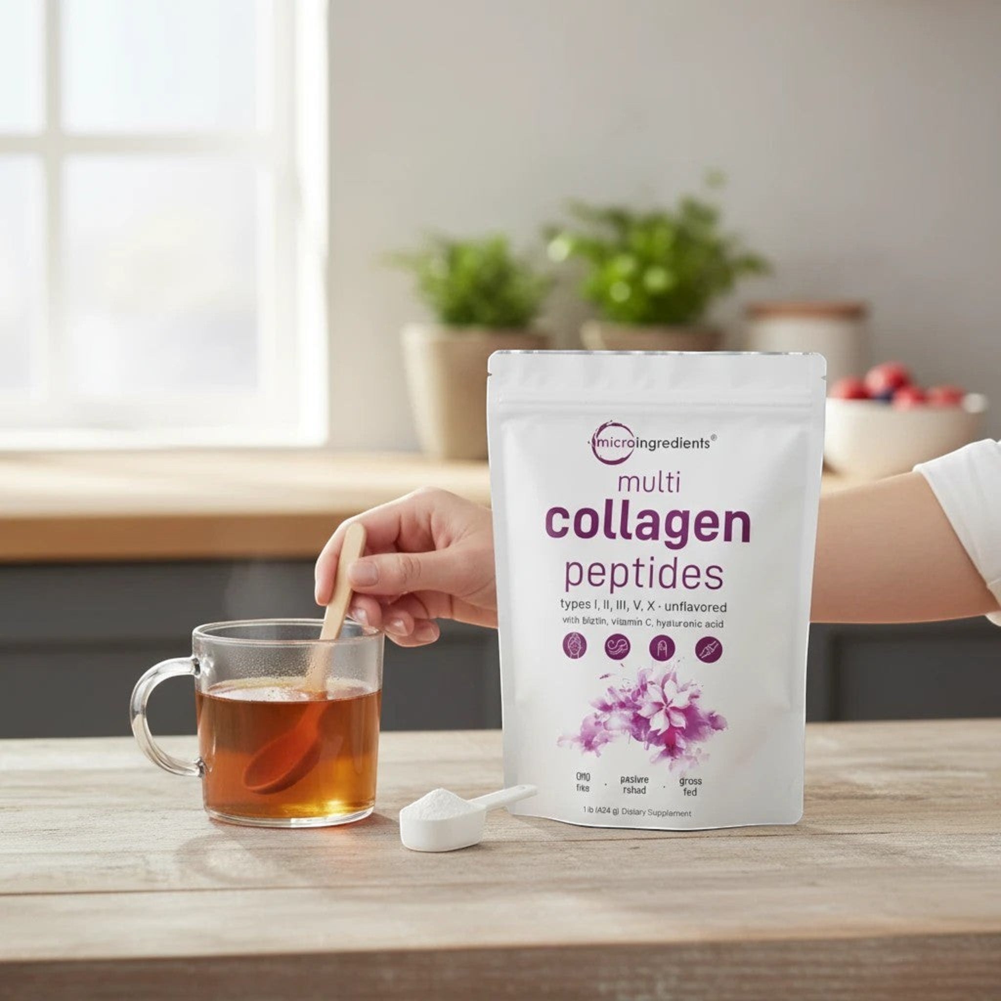 Bolsa de Natupura Multi Collagen Peptides con cuchara medidora y persona mezclando el polvo en una taza de té